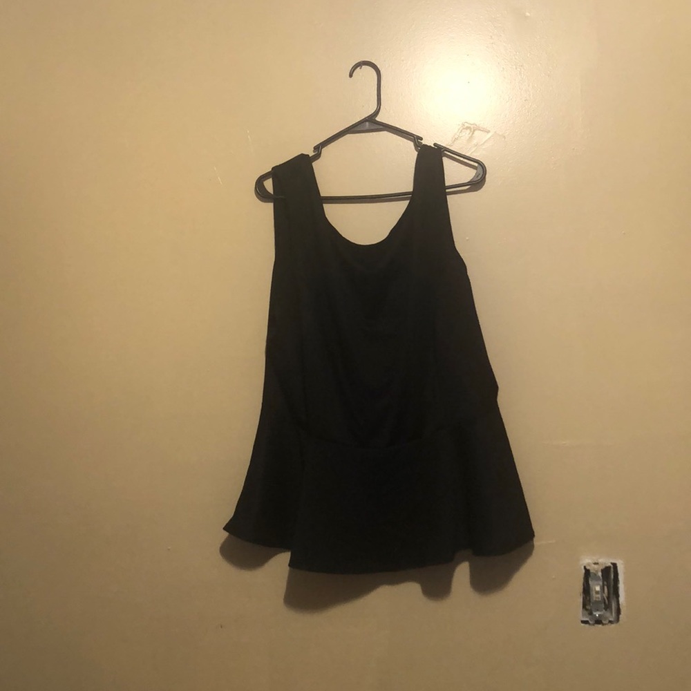 Low back peplum tip with bow